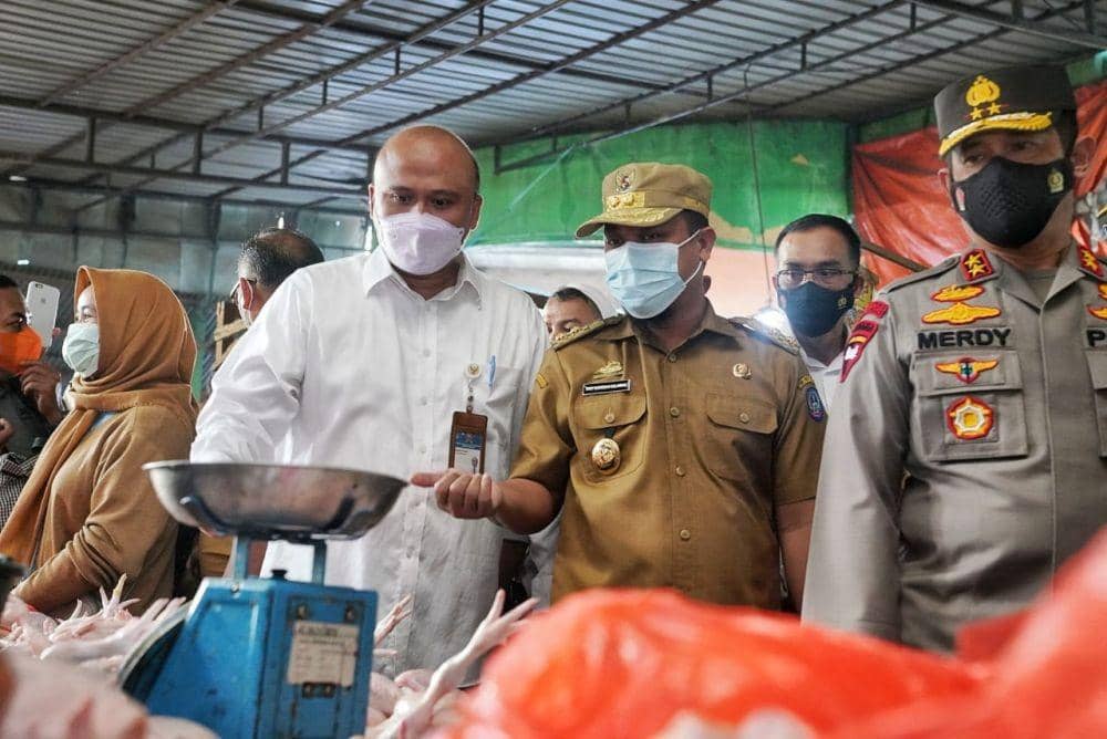 Plt Gubernur Sulsel Andi Sudirman Sulaiman bersama Kapolda Sulsel Irjen Pol Merdisyam sidak di Pasar Terong Makassar, Senin (12/4/2021). Humas Pemprov Sulsel