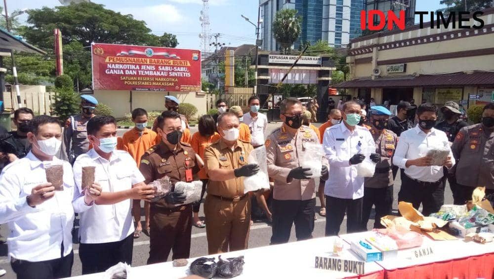 Pemusnahan barang bukti narkoba bergam jenis di Polrestabes Makassar. IDN Times/Sahrul Ramadan