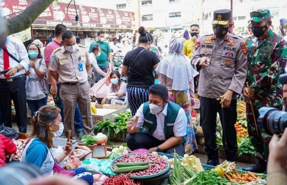 Gubernur Sumsel, Herman Deru meninjau pasar Palimo (IDN Times/Humas Pemprov Sumsel)