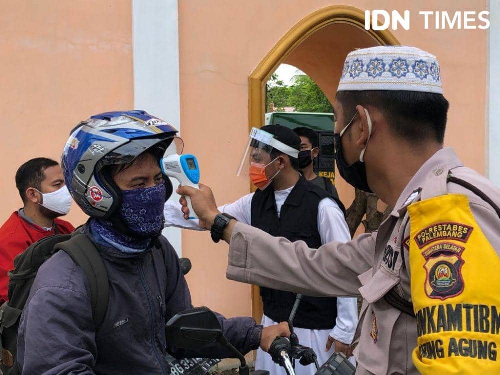 Ibadah di masjid Agung Palembang (IDN Times/Rangga Erfizal)