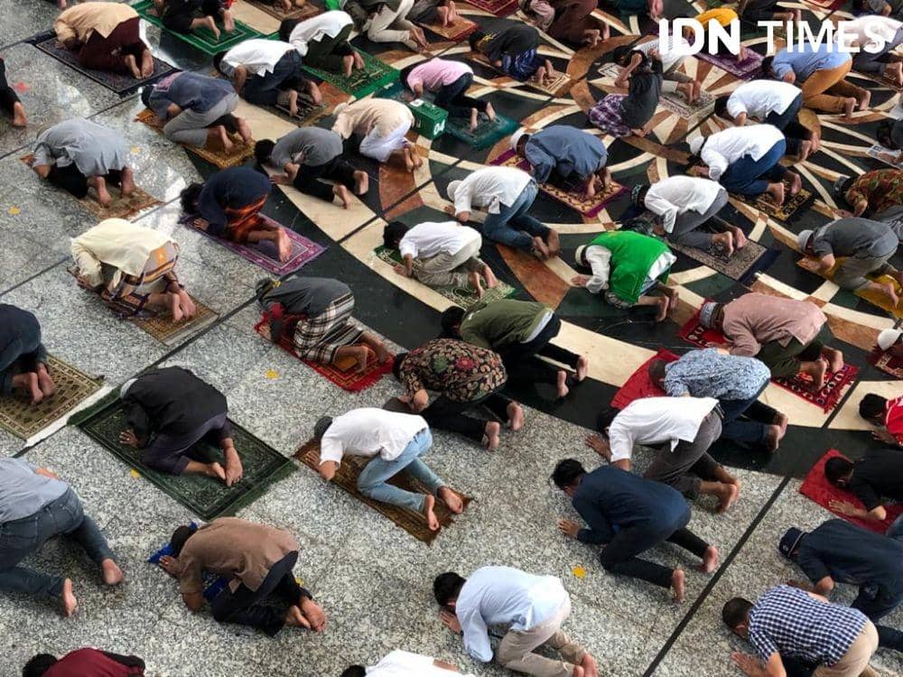 Ibadah di masjid Agung Palembang (IDN Times/Rangga Erfizal)