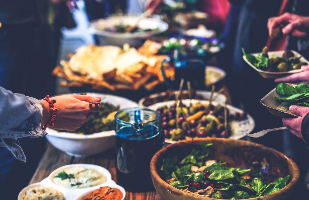 ilustrasi makan prasmanan (pexels.com/Kaboompics.com)