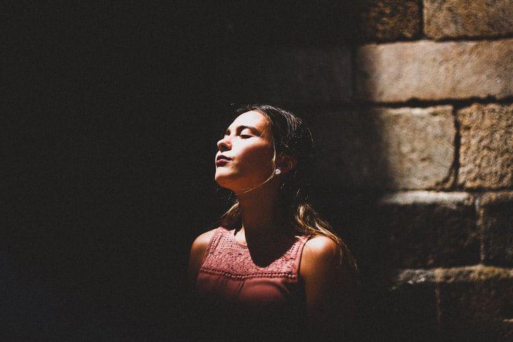 5 Tanda Kamu Belum Move On dari Kesalahan Diri di Masa Lalu