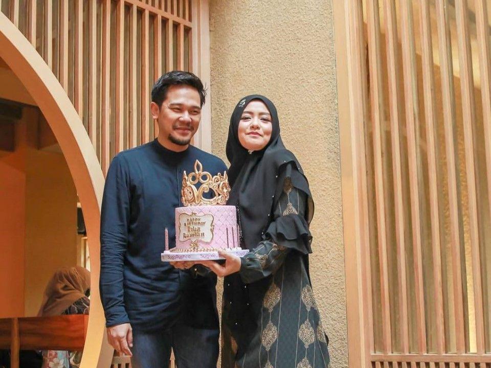 Anniversary Pernikahan ke-12, 10 Potret Bahagia Tika Ramlan dan Suami