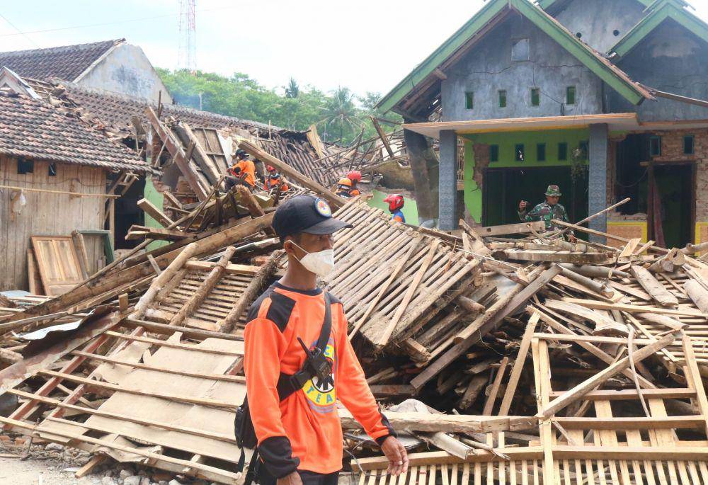 Pembersihan puing-puing bangunan masih terus dilakukan di Majang Tengah, Dampit, Kabupaten Malang. IDN Times/Alfi Ramadana