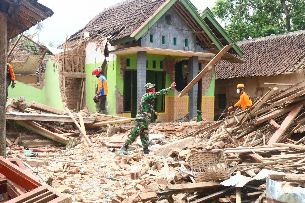 Pembersihan puing-puing bangunan di Desa Majang Tengah, Dampit terus dikebut oleh anggota TNI, Polri dan relawan. IDN Times/Alfi Ramadana