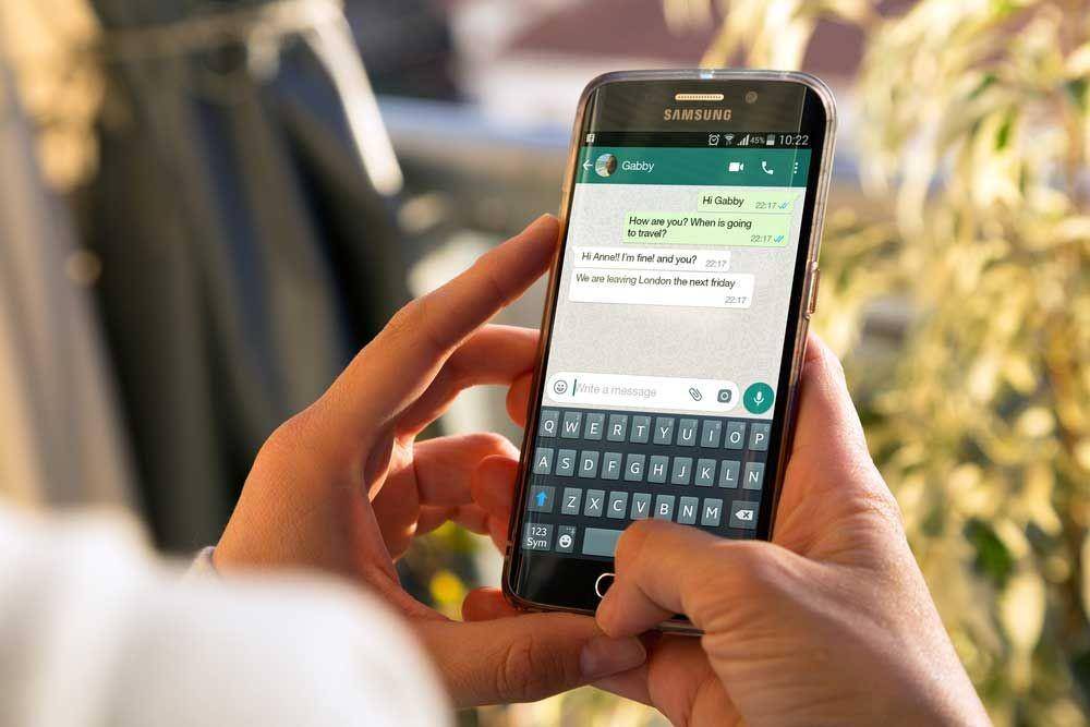 ilustrasi chatting dengan WhatsApp (ussfeed.com)