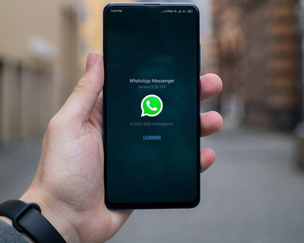 ilustrasi memakai WhatsApp (techcult.com)