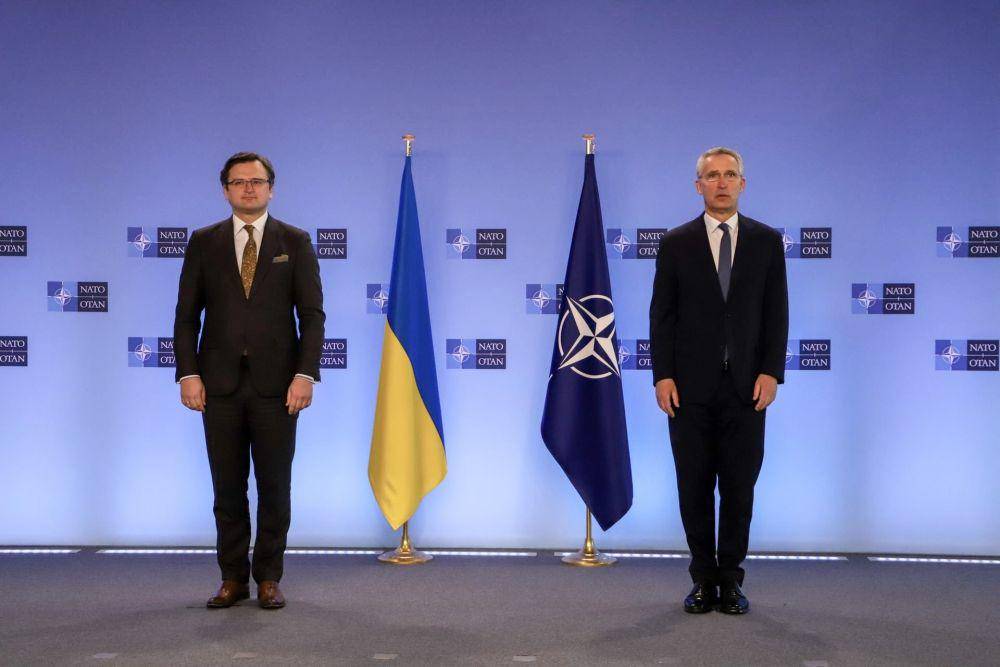 Dmytro Kuleba dan Sekjen NATO di Brussel. (Twitter.com/Dmytro Kuleba)