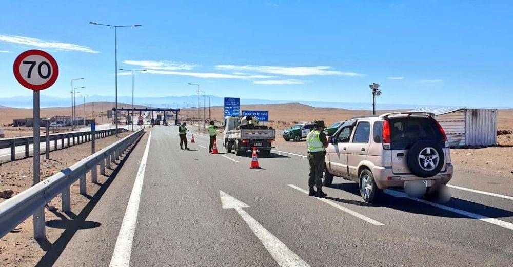 Polisi yang melakukan pengcekan di perbatasan Chile-Bolivia. (twitter.com/CarabTarapaca)