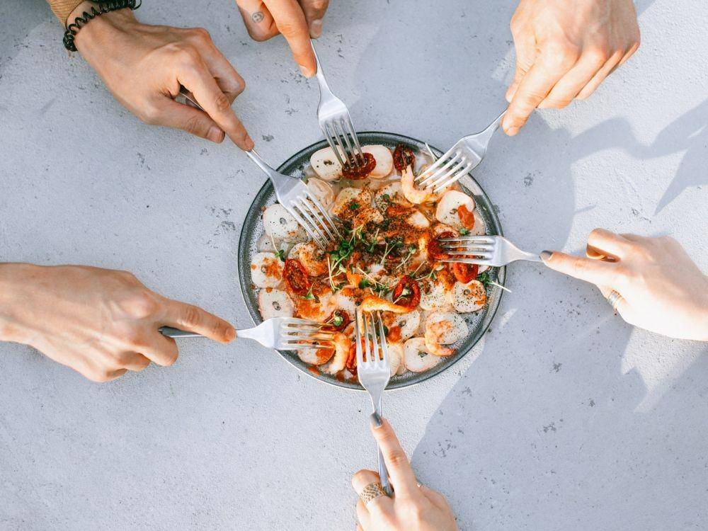 ilustrasi berbagi makanan (pexels.com/ROMAN ODINTSOV)
