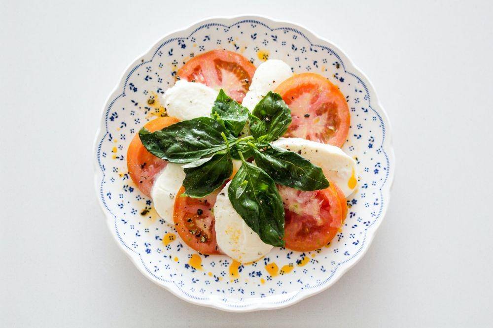 ilustrasi irisan tomat dan burrata (pexels.com/Tranmautritam)