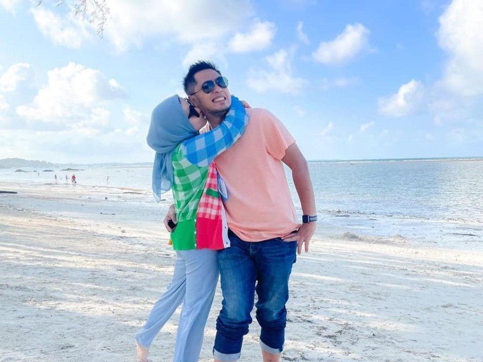 11 Tahun Menikah, Ini 10 Potret Romantis Ferry Ardiansyah & Istri