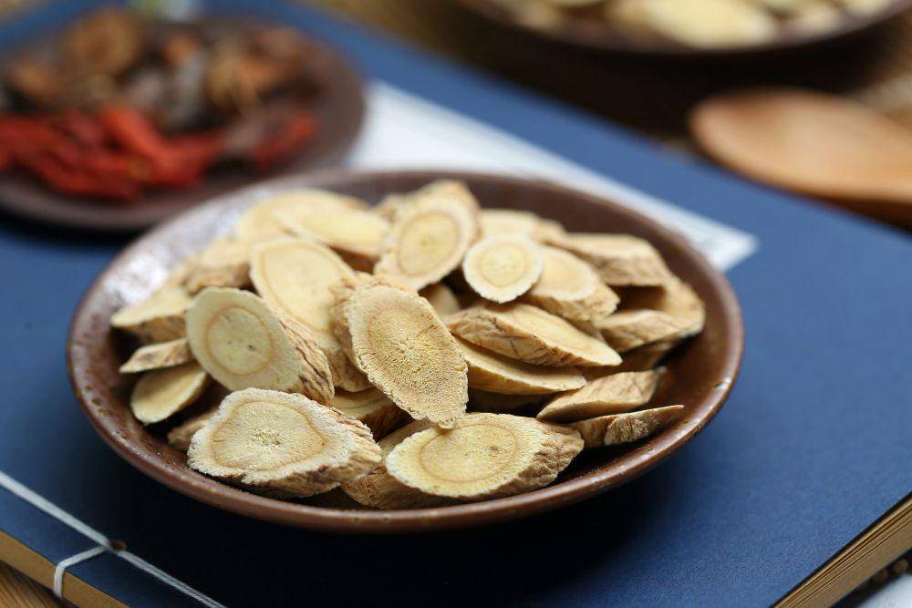 Akar astragalus yang dijadikan obat tradisional Tiongkok (freepik.com/xb100)