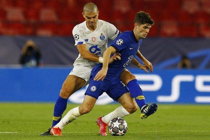 Pemain FC Porto Pepe (kiri) mencoba merebut bola dari pemain Chelsea Christian Pulisic pada laga leg kedua perempat final Liga Champions di Ramon Sanchez Pizjuan, Sevilla, Spanyol, Selasa (13/4/2021). (ANTARA FOTO/REUTERS/Marcelo Del Pozo)