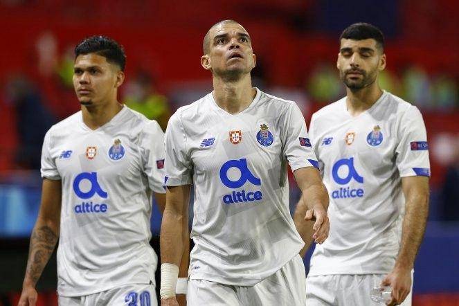 Pemain FC Porto Evanilson, Pepe dan Mehdi Taremi meninggalkan lapangan usai laga melawan Chelsea pada leg kedua perempat final Liga Champions di Ramon Sanchez Pizjuan, Sevilla, Spanyol, Selasa (13/4/2021). (ANTARA FOTO/REUTERS/Marcelo Del Pozo)