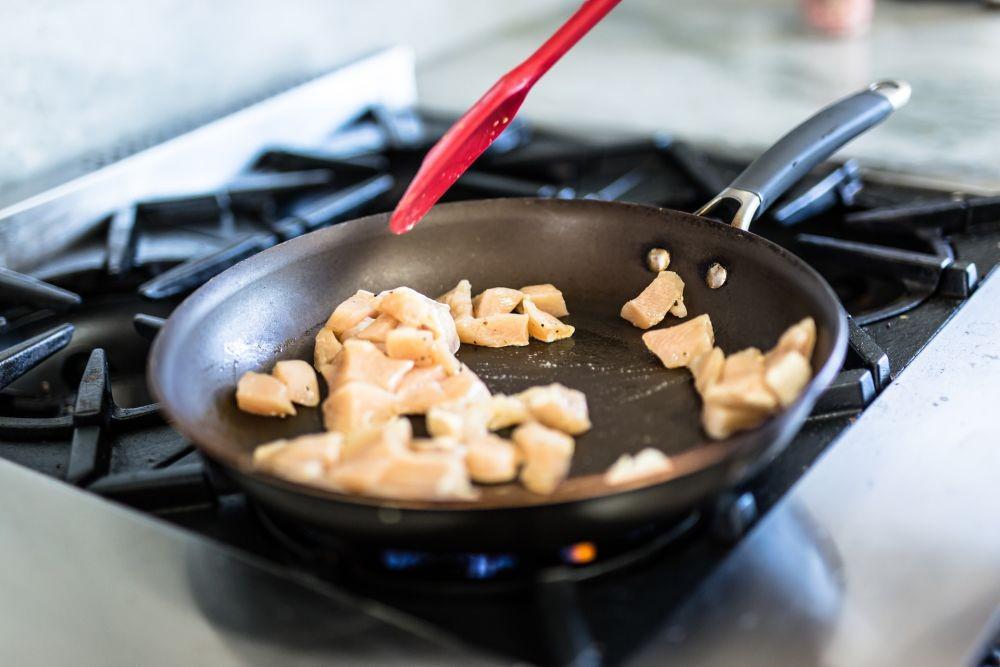 Perhatikan Penggunaannya! 7 Benda di Dapur Ini Bisa Mengandung Racun