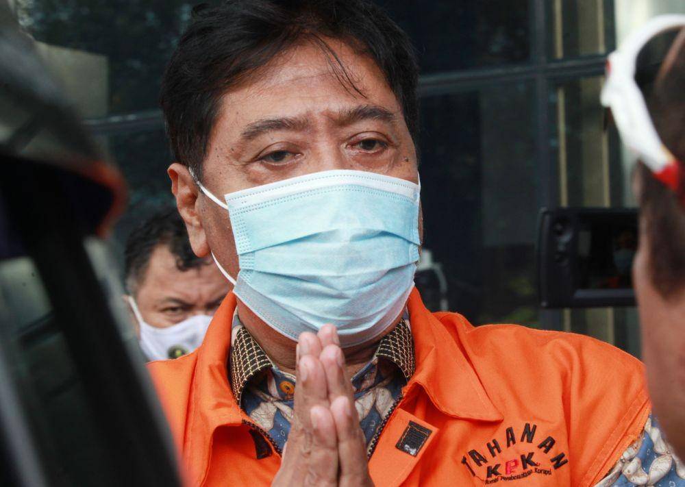 Terdakwa Direktur PT Dua Putera Perkasa Pratama (DPPP) Suharjito berjalan usai menjalani pemeriksaan di Gedung KPK, Jakarta, Rabu (24/3/2021). Terdakwa Suharjito diperiksa sebagai saksi dalam kasus dugaan suap terkait perizinan ekspor benih lobster. (ANTARA FOTO/Reno Esnir)
