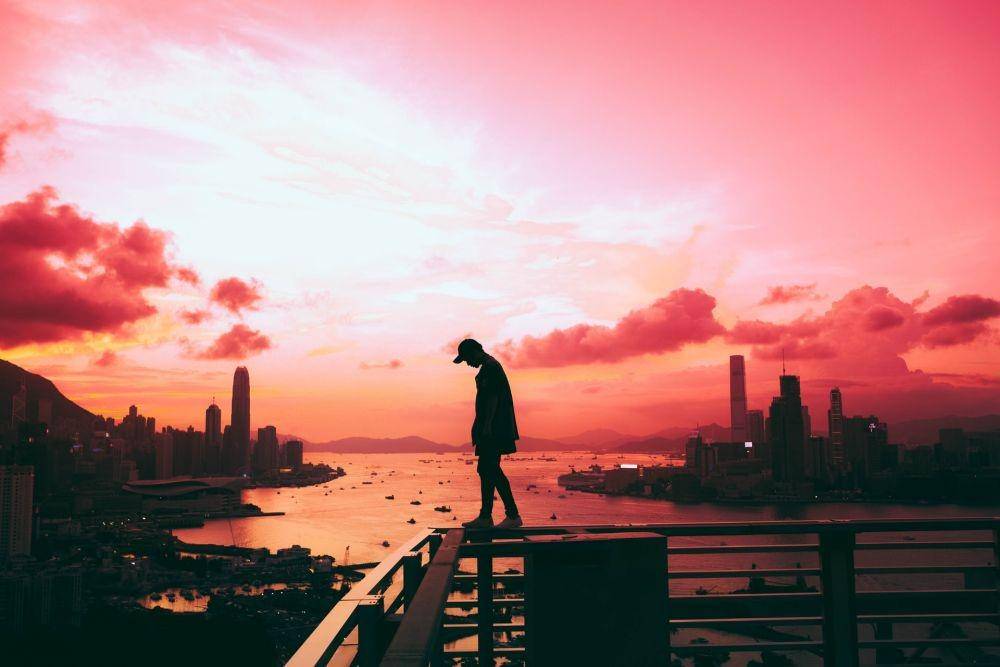 ilustrasi seseorang yang kesepian (unsplash.com/Anthony Intraversato)