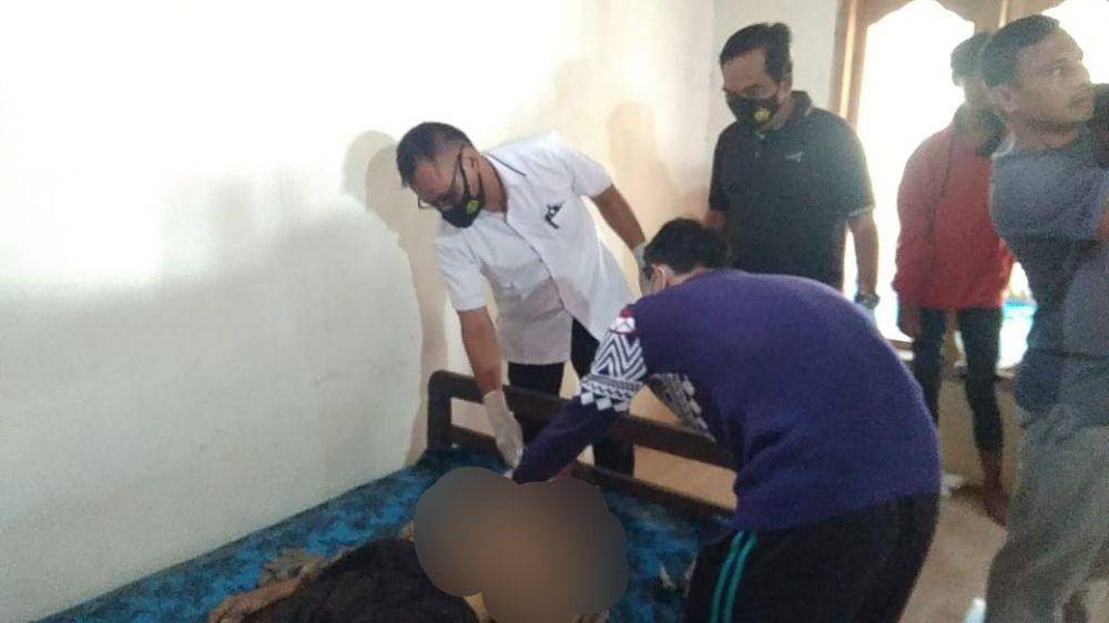 Polisi saat melakukan pemeriksaan korban. IDN Times/Dok Kasat Reskrim Polres Tuban