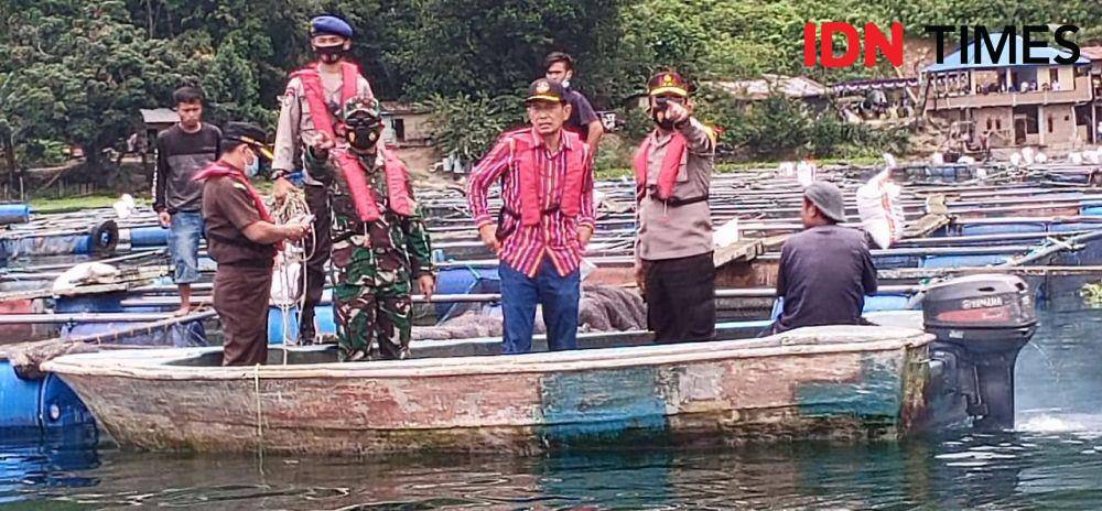 Bupati Simalungun JR Saragih pimpin penertiban KJA (Patiar Manurung/IDN Times)