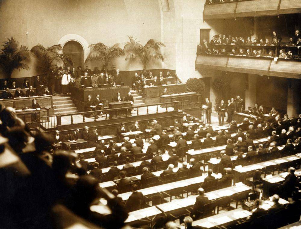 rapat pertama Liga Bangsa-Bangsa di Jenewa, Swiss (1920) (wikimedia.org)