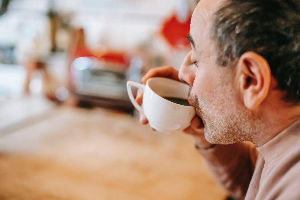 ilustrasi minum kopi (pexels.com/Gary Barnes)