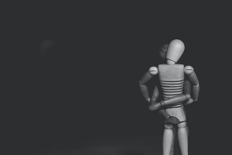 Ilustrasi figur mainan berpelukan (bukan sex doll) sumber: Unsplash.com/Gaelle Marcel
