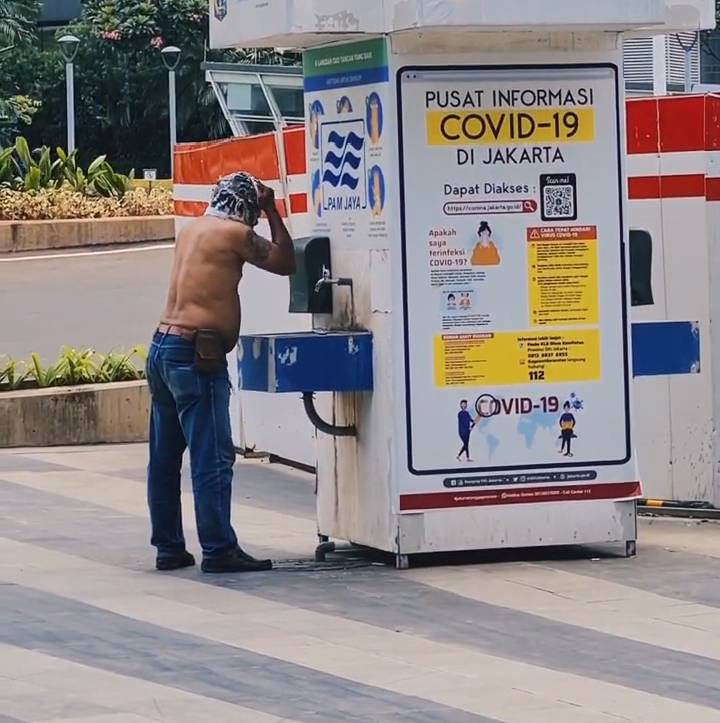 Viral seorang pria keramas di tempat cuci tangan umum di Sudirman, Jakarta Pusat (instagram.com/_nueeeel)