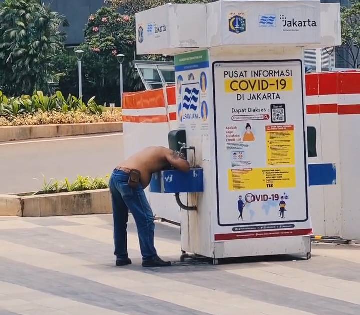 Viral seorang pria keramas di tempat cuci tangan umum di Sudirman, Jakarta Pusat (instagram.com/_nueeeel)