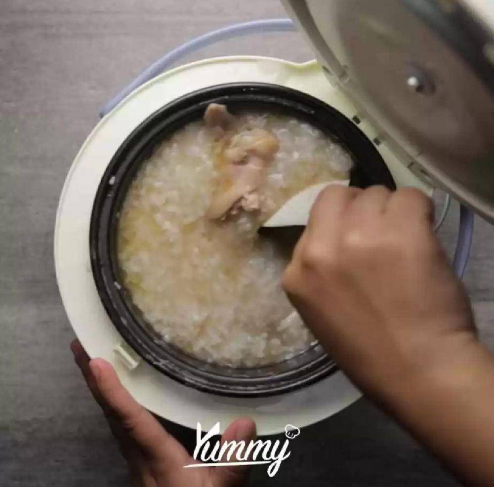 Mengaduk bubur (yummy.co.id)