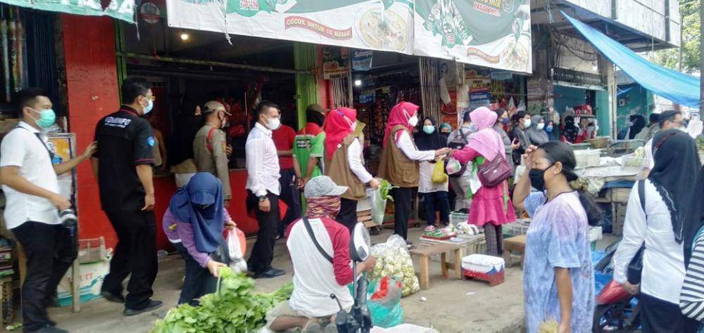 Balai Besar Pengawasan Obat dan Makanan (POM) Bandar Lampung melakukan intensifikasi pengawasan pangan di sarana distribusi pengemasan pangan, Rabu (14/4/2021). (IDN Times/Silviana).