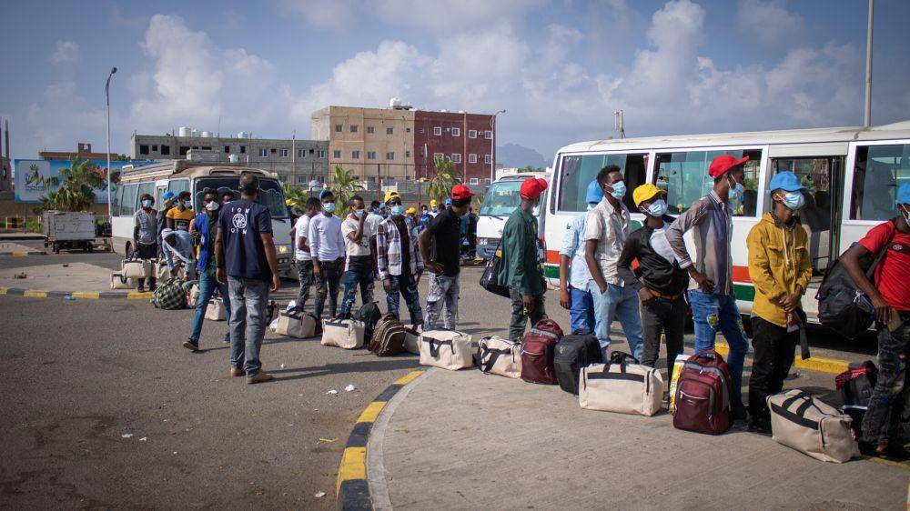 Para migran yang ingin kembali ke Ethiopia tengah mengantri untuk penerbangan di Aden, Yaman, pada 13 April 2021. twitter.com/IOM_Yemen