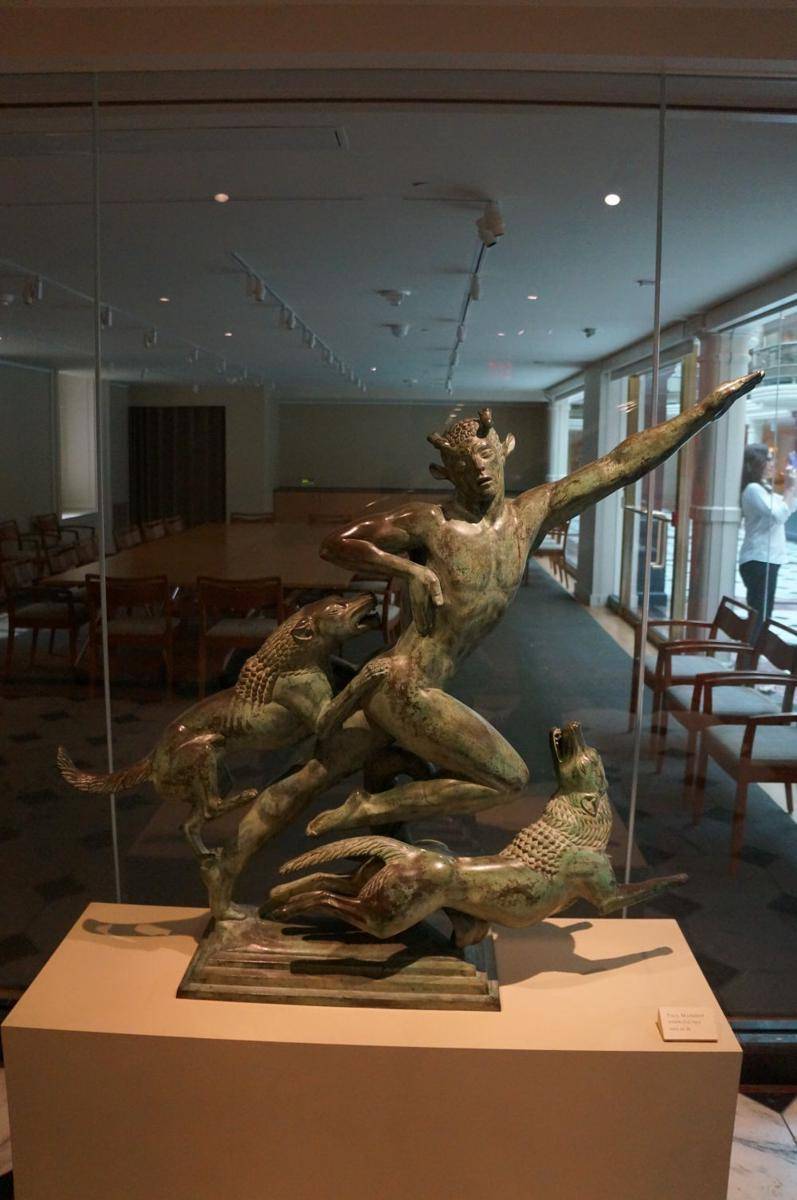 patung Actaeon yang berubah jadi rusa dan dikejar oleh anjing pemburu (wikimedia.org)