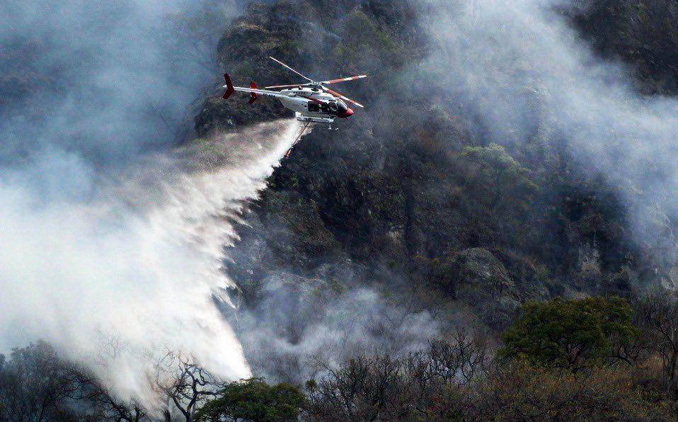 Helikopter milik Conagua yang memadamkan kebakaran Tepoztlán. (twitter.com/AnitaLomeli)