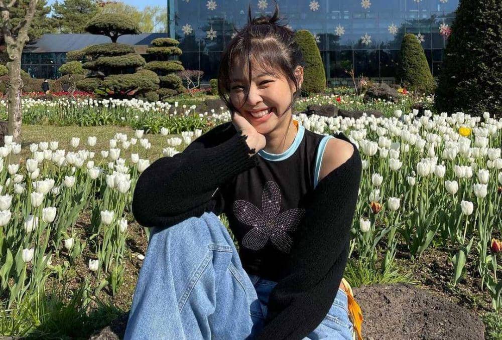 9 Potret Jennie BLACKPINK saat di Taman Bunga, Eksis dengan Ragam Pose