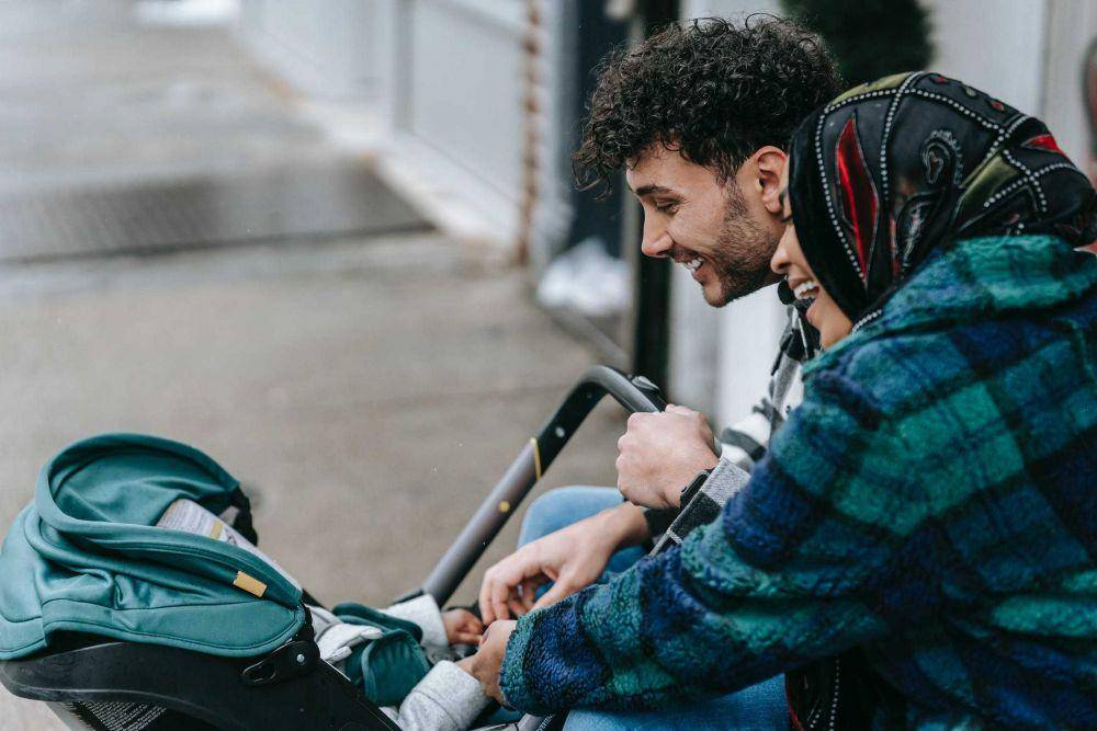 ilustrasi orang tua dan anak (pexels.com/William Fortunato)