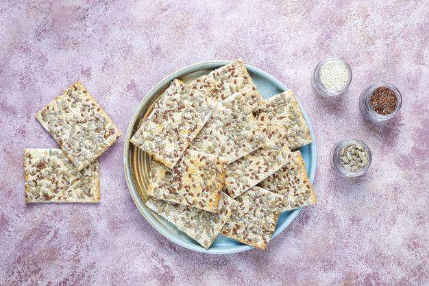 ilustrasi cracker dengan biji rami (freepik.com/azerbaijan_stockers)