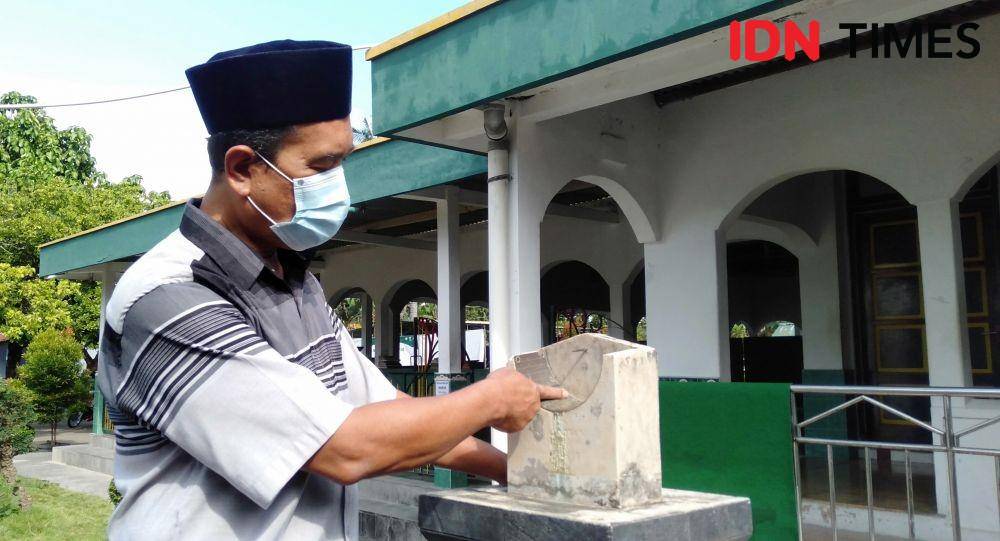 Jam Bancet di Masjid Kauman penanda waktu salat bagi jamaah di Masjid Kauman, Wijirejo, Pandak, Bantul. IDN Times/Daruwaskita