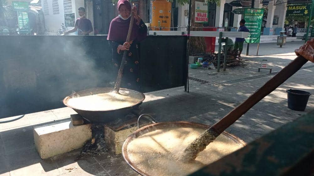 Gurihnya Bubur Suro Peninggalan Wali yang Hanya Ada Saat Ramadan