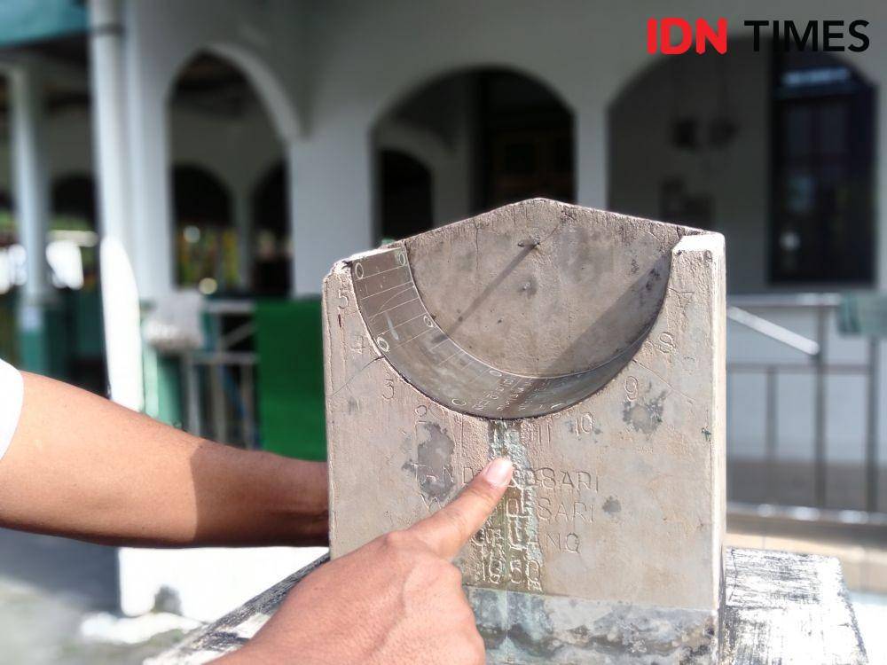 Jam Bancet di Masjid Kauman penanda waktu salat bagi jamaah di Masjid Kauman, Wijirejo, Pandak, Bantul. IDN Times/Daruwaskita