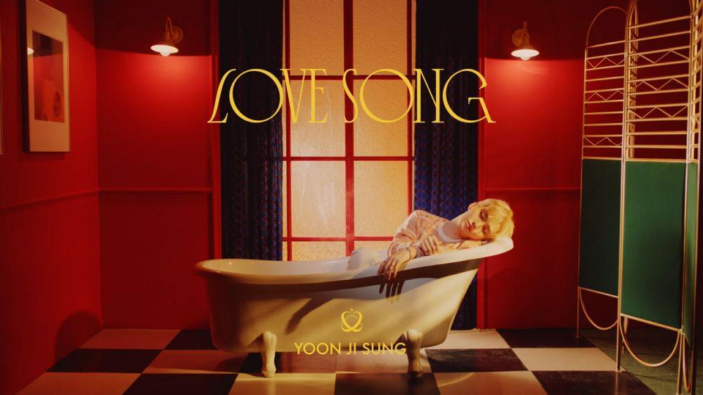 Comeback, 10 Potret Menawan Yoon Jisung di MV 'Love Song'