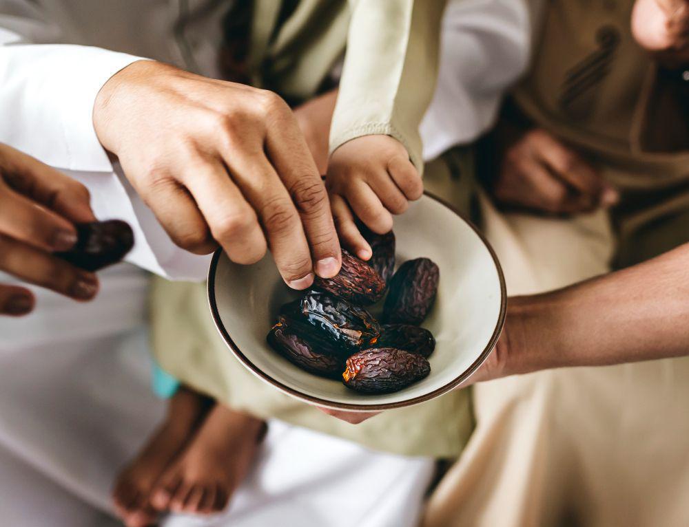 Contoh, yuk! 5 Kebiasaan Sehat Nabi Muhammad SAW Saat Puasa Ramadan