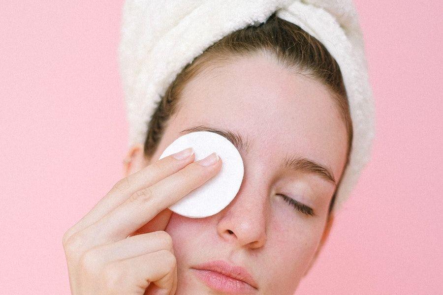 5 Bahaya Gak Membersihkan Makeup Sebelum Tidur, Awas Beruntusan!