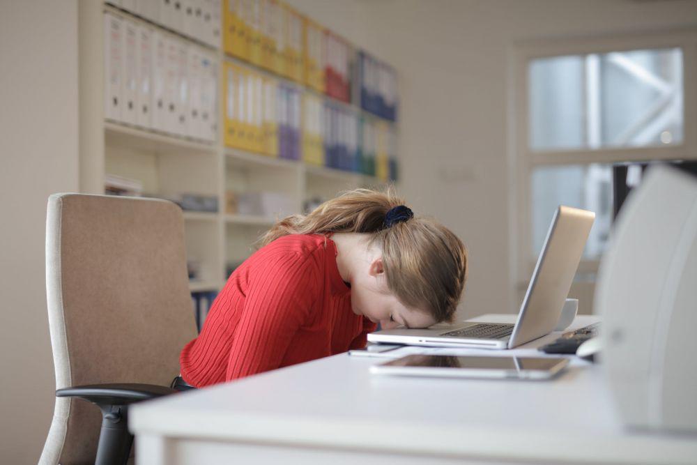 Bahu Kaku Saat Bekerja? Ini 9 Gerakan yang Bisa Kamu Lakukan di Kantor
