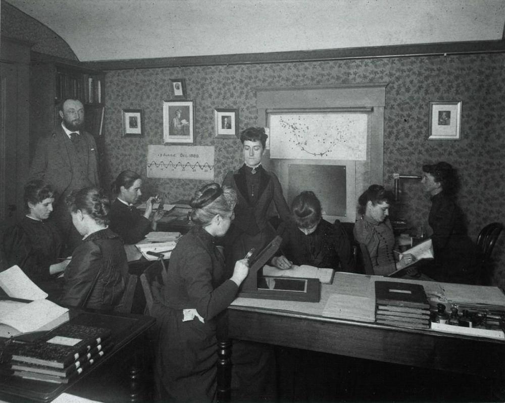 Edward Pickering, direktur Observatorium Universitas Harvard, yang mempekerjakan wanita untuk menganalisis foto. (space.com)