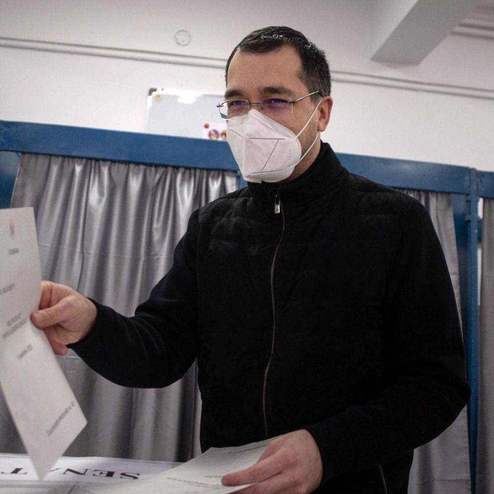 Menkes Vlad Voiculescu saat mengikuti pemilu parlementer. (instagram.com/vlad_voiculescu)