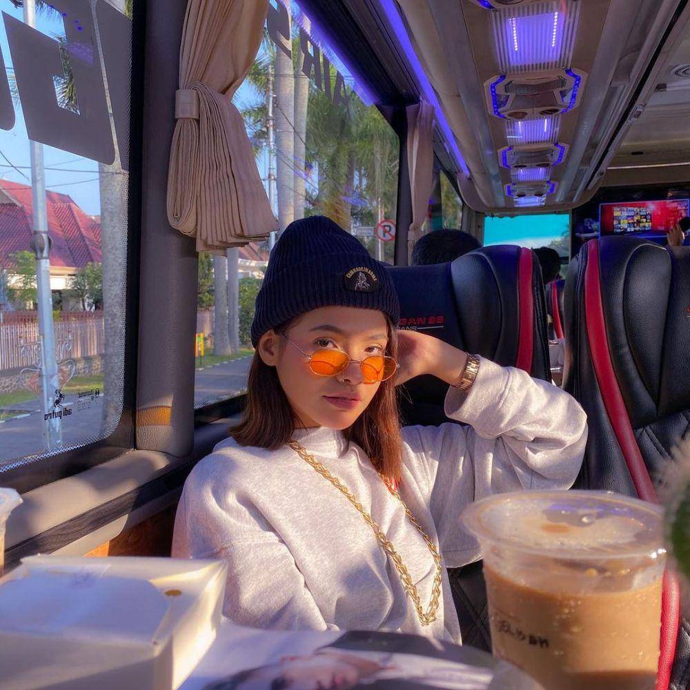 Sara Fajira Memakai Kacamata (instagram.com/sarafajira)
