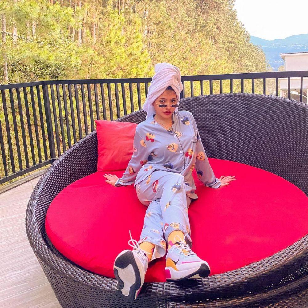 10 Potret Kece Sara Fajira Memakai Baju Tidur, Pesonanya Gak Luntur!