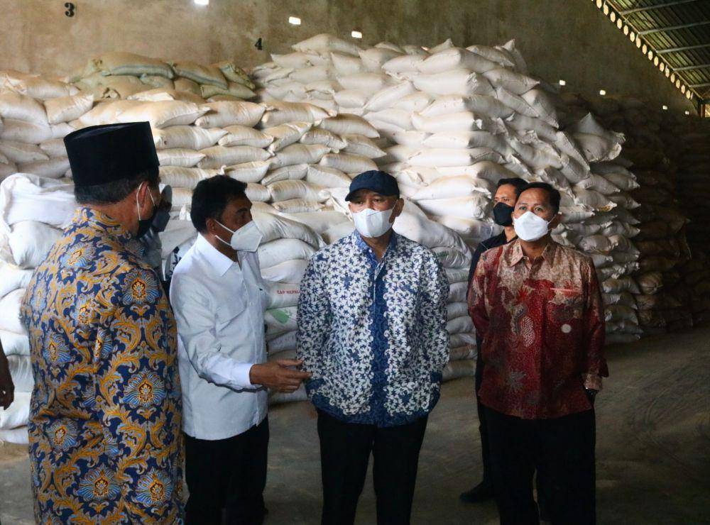 Menkop UKM, Teten Masduki (bertopi) saat melihat langsung aset milik Koperasi SAE, Pujon. IDN Times/Alfi Ramadana